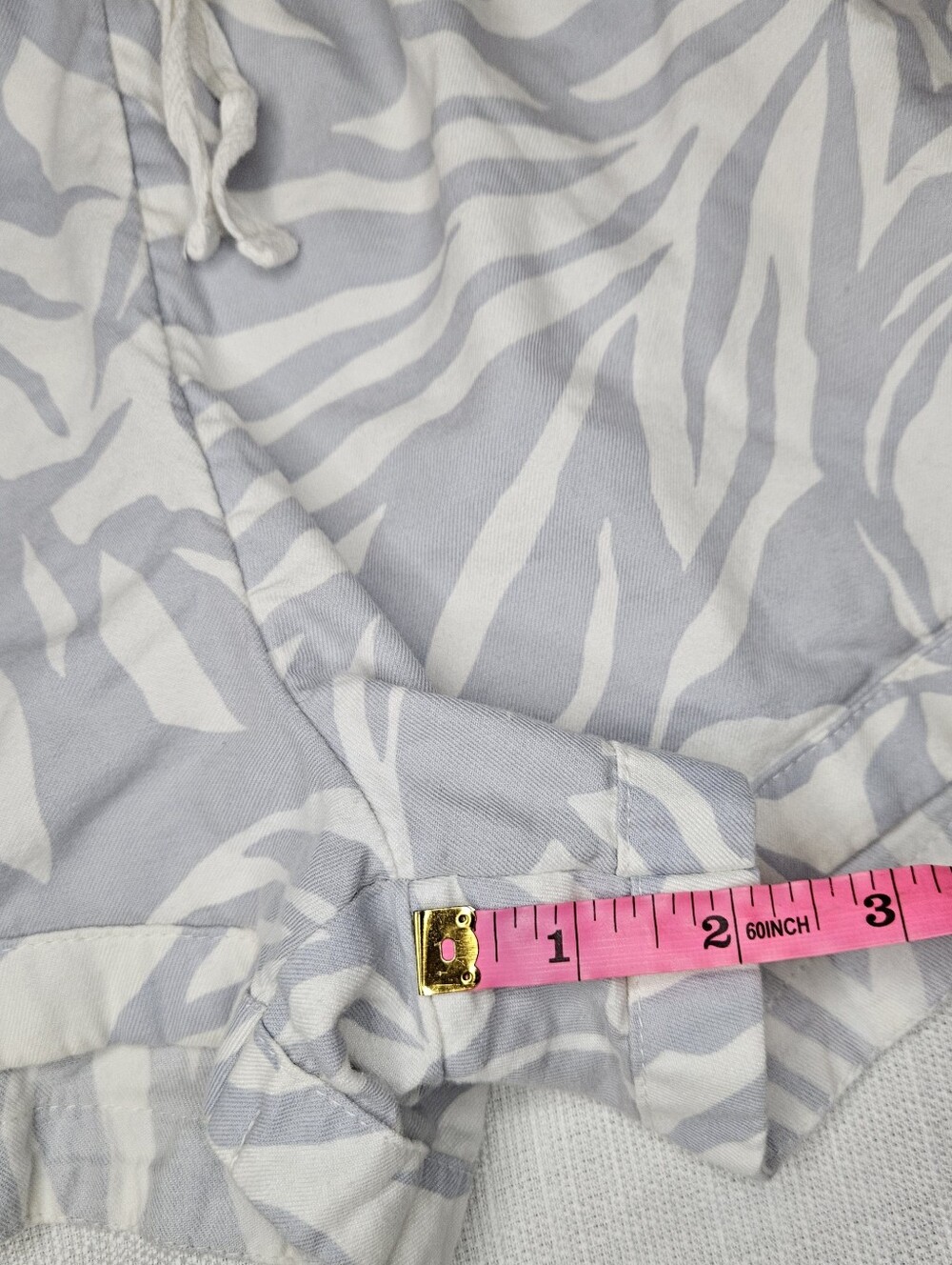 Billabong Zebra Print Pull On Beach Shorts Grey White Size Large EUC - Picture 10 of 11